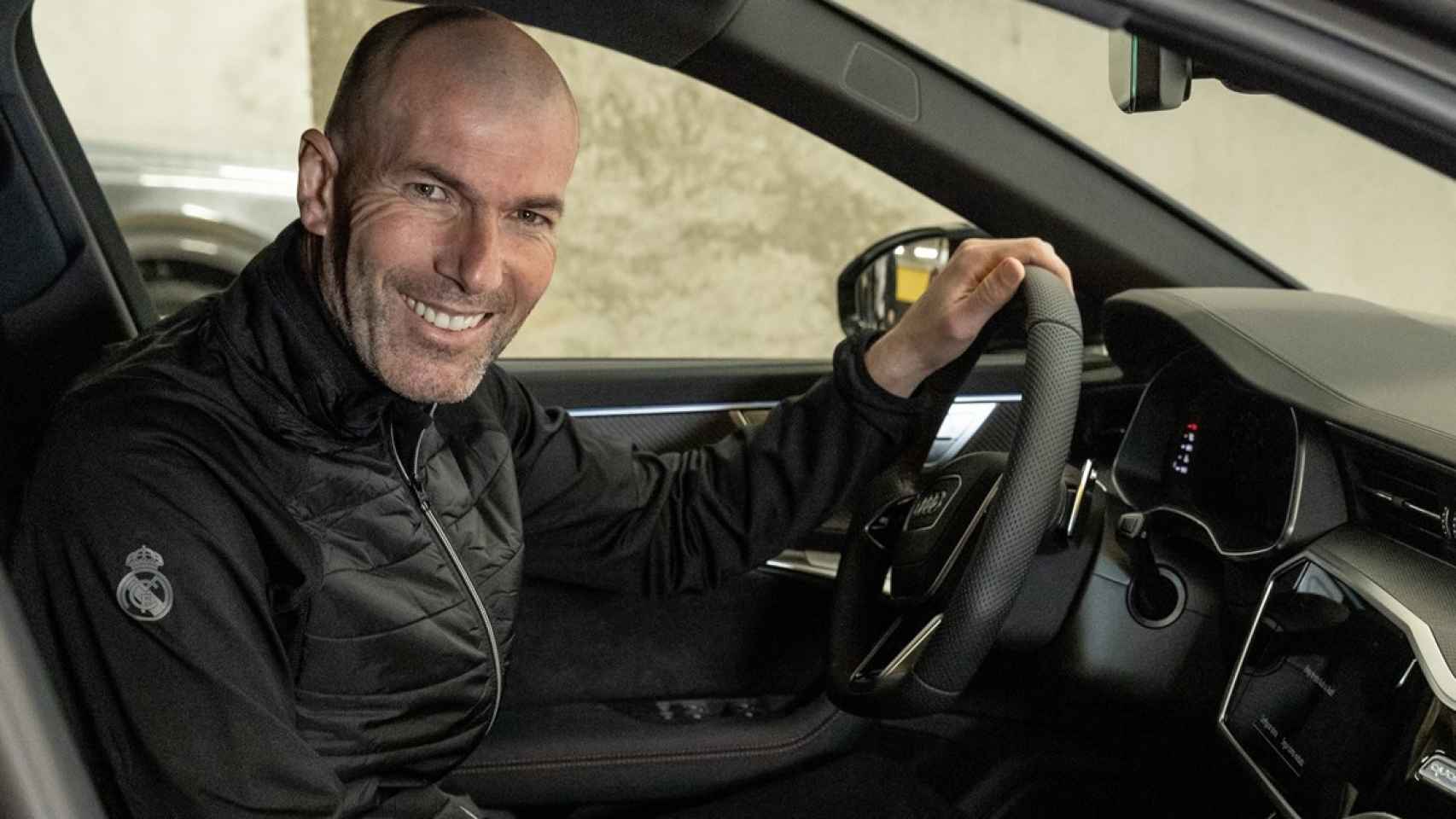 Zinedine Zidane, al volante del Audi RS 6 Avant, un coche familiar y deportivo con 600 CV.