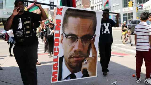 Una manifestación por el aniversario de la muerte de Malcolm X.