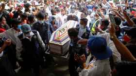 Una multitud acompaña en su funeral a la manifestante fallecida de un disparo en la cabeza.