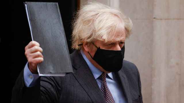 El primer ministro británico, Boris Johnson, dejando Downing Street.