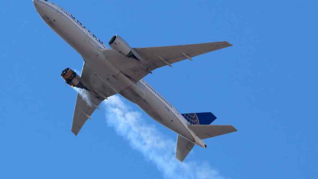 Boeing 777 de United echando humo durante el incidente en Denver