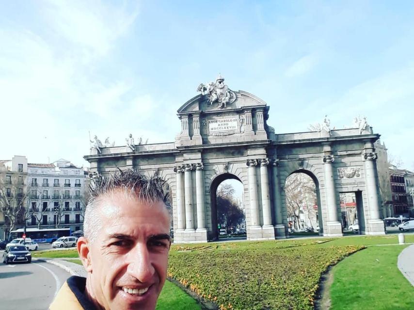 Andrea Petruzzelli junto a la Puerta de Alcalá en Madrid este pasado fin de semana.