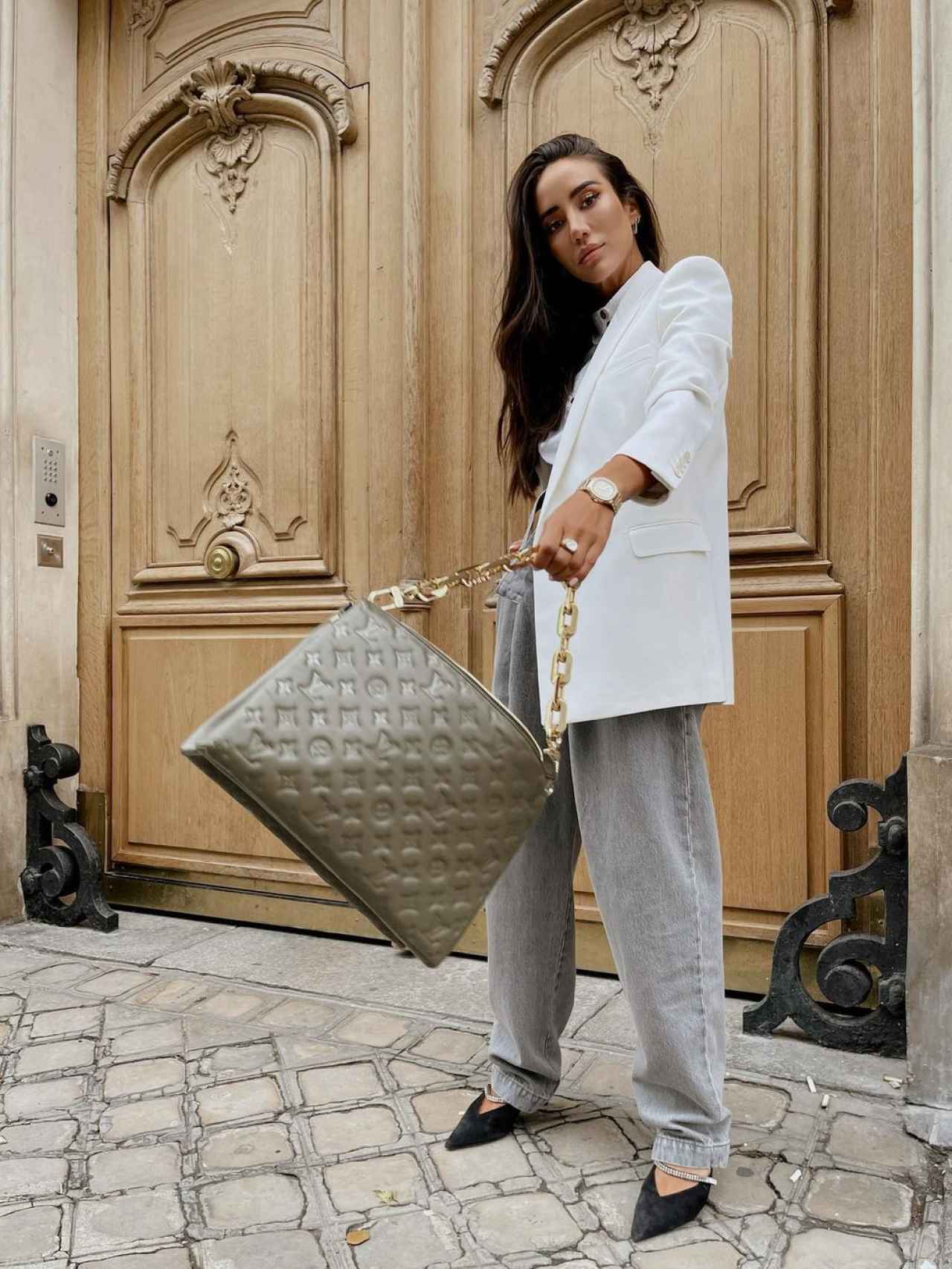 Una abuela usa su bolso Louis Vuitton como bolsa de la compra para el  pescado