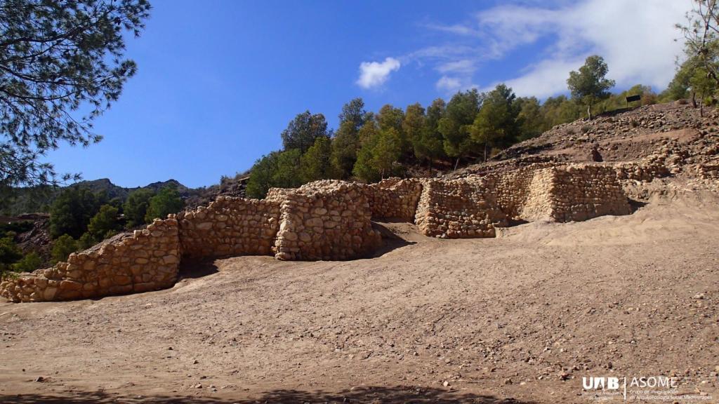 Vista de una sección de la muralla de La Bastida.