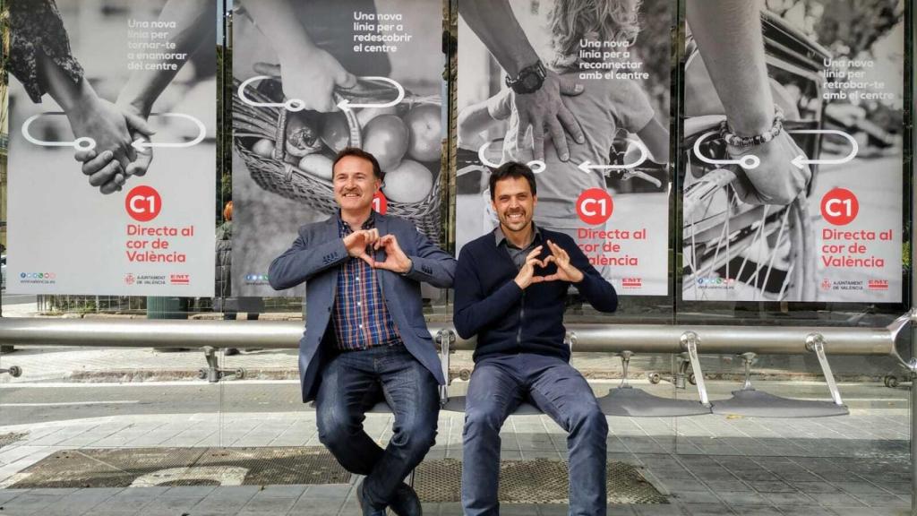 Giuseppe Grezzi y Josep Enric García, en una parada de la EMT. EE