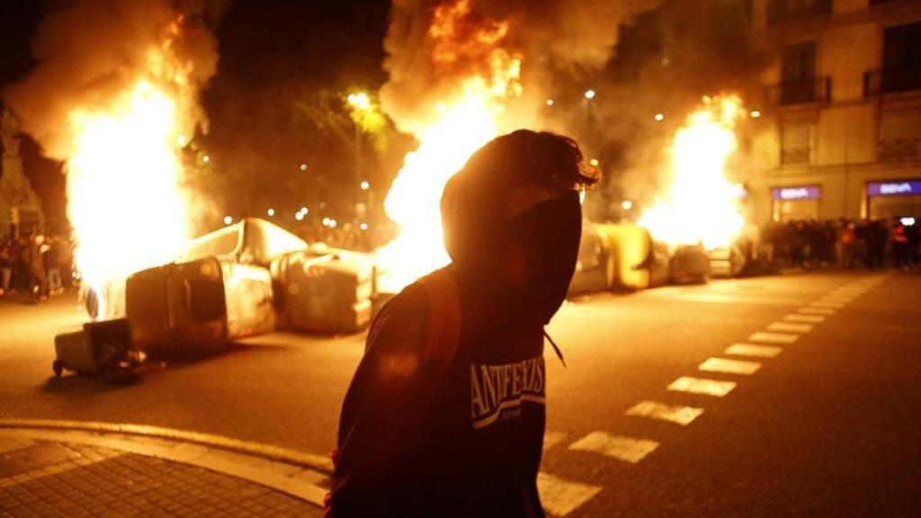Imagen de una noche de protestas en Barcelona tras la entrada en prisión de Hasél.