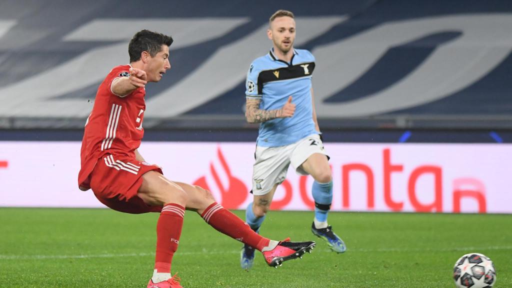 Lewandowski lanzando ante la Lazio