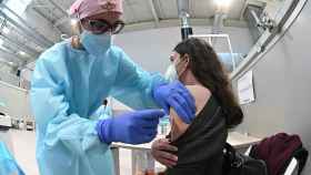 Una sanitaria pone la vacuna contra la Covid-19 a una mujer en el hospital Enfermera Isabel Zendal,