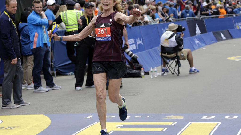 Kathrine Switzer corriendo la carrera de Boston en 2017, a sus 70 años.