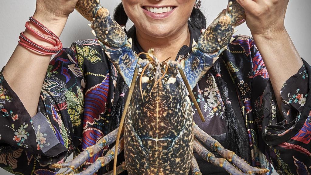 Najat Kaanache, con un bogavante en la mano.