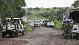 Fuerzas de seguridad de la ONU y soldados congoleños aseguran la carretera en la que ocurrió el ataque.