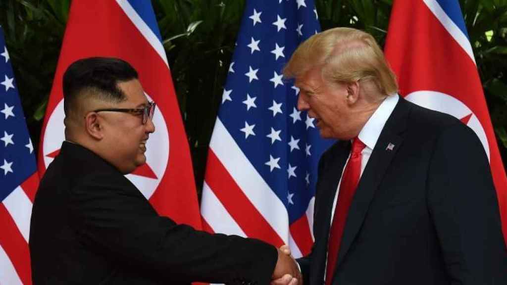 Donald Trump con Kim Jong-Un en la cumbre de Vietnam.