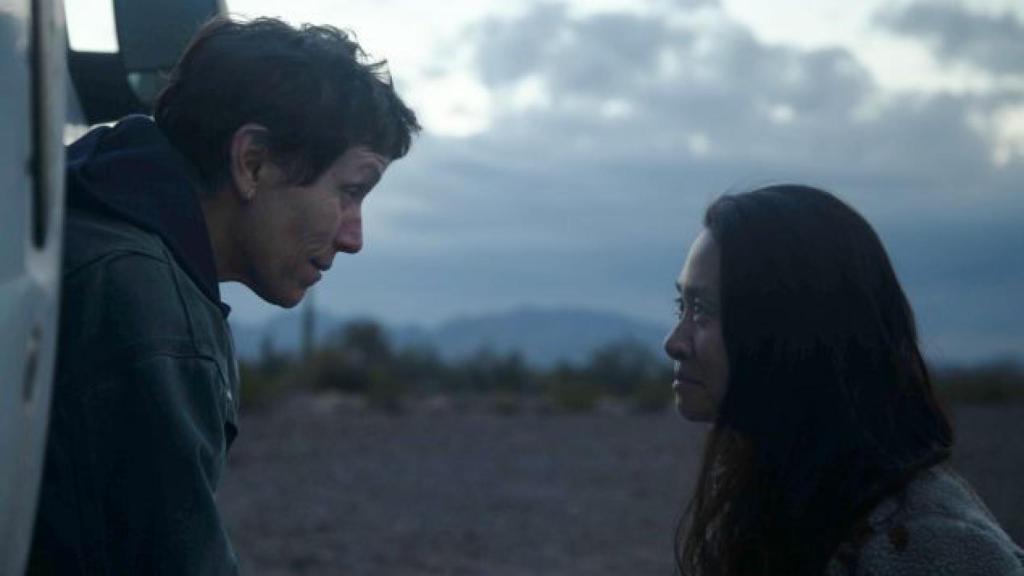 Chloé Zhao junto a Frances McDormand.