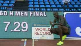 Grant Holloway posa con su marca del récord del mundo de 60m vallas