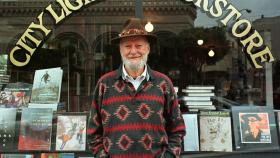 Muere a los 101 años el poeta y librero estadounidense Lawrence Ferlinghetti