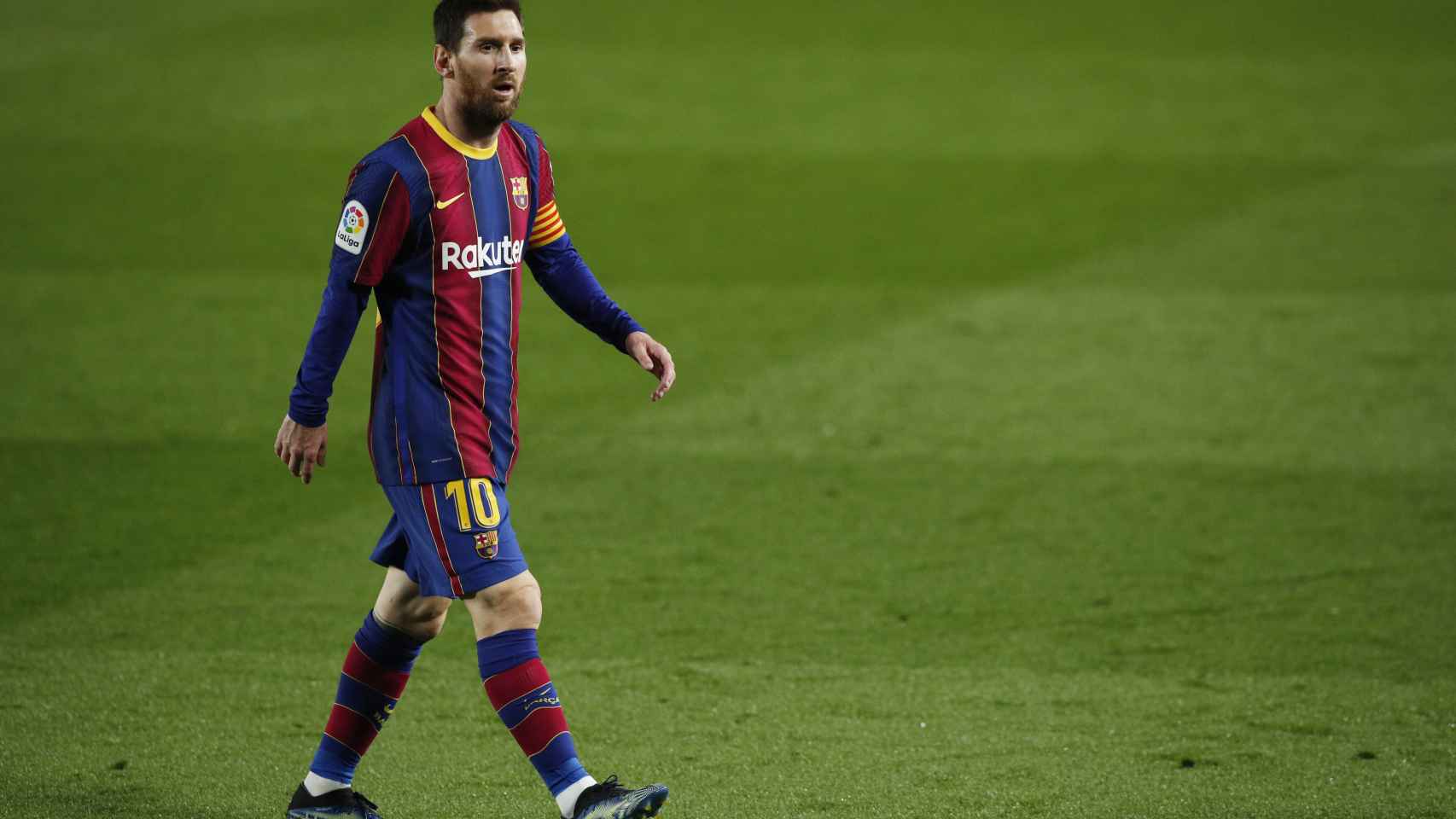 Leo Messi, andando por el campo en mitad del partido