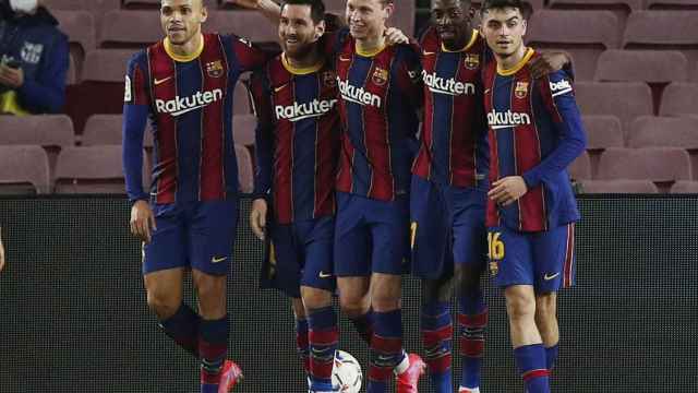 Los jugadores del Barcelona celebran el segundo de Messi