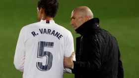 Varane y Zidane, durante un partido del Real Madrid
