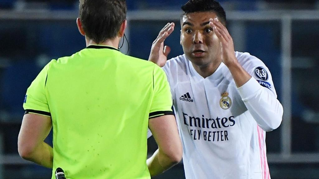 Tobias Stieler muestra la tarjeta amarilla a Casemiro