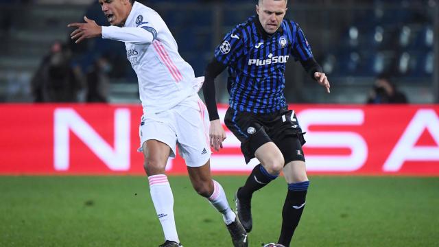 Josip Ilicic golpea a Raphael Varane en una disputa