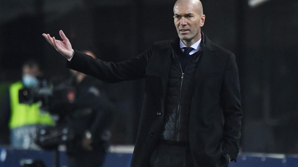 Zinedine Zidane da órdenes a los jugadores del Real Madrid