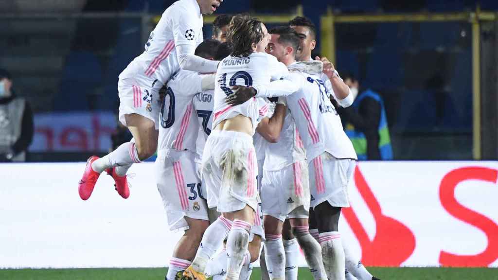 Los jugadores del Real Madrid rodean a Ferland Mendy tras su gol al Atalanta