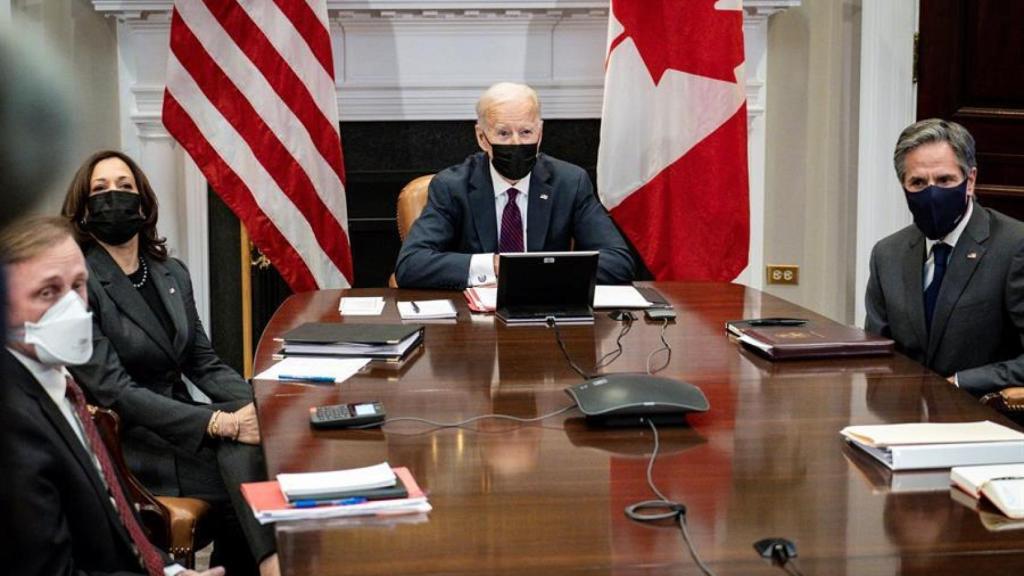 Kamala Harris, Joe Biden y Antony Blinken durante una videoconferencia con Justin Trudeau, primer ministro canadiense.