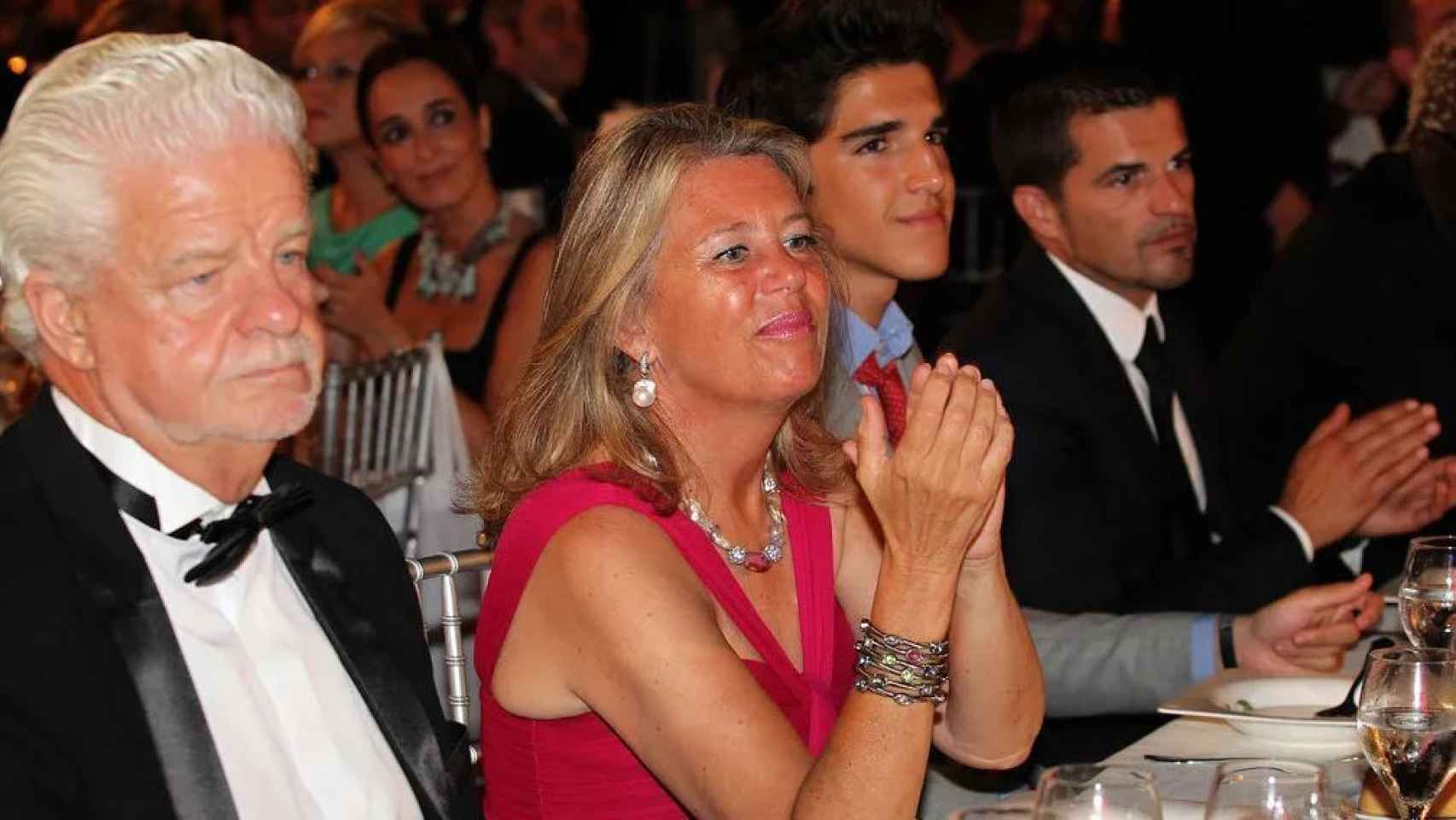 Ángeles Muñoz, alcaldesa de Marbella, y su marido durante una gala Global Gift en Marbella en agosto de 2013.