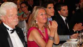 Ángeles Muñoz, alcaldesa de Marbella, y su marido durante una gala Global Gift en Marbella en agosto de 2013.