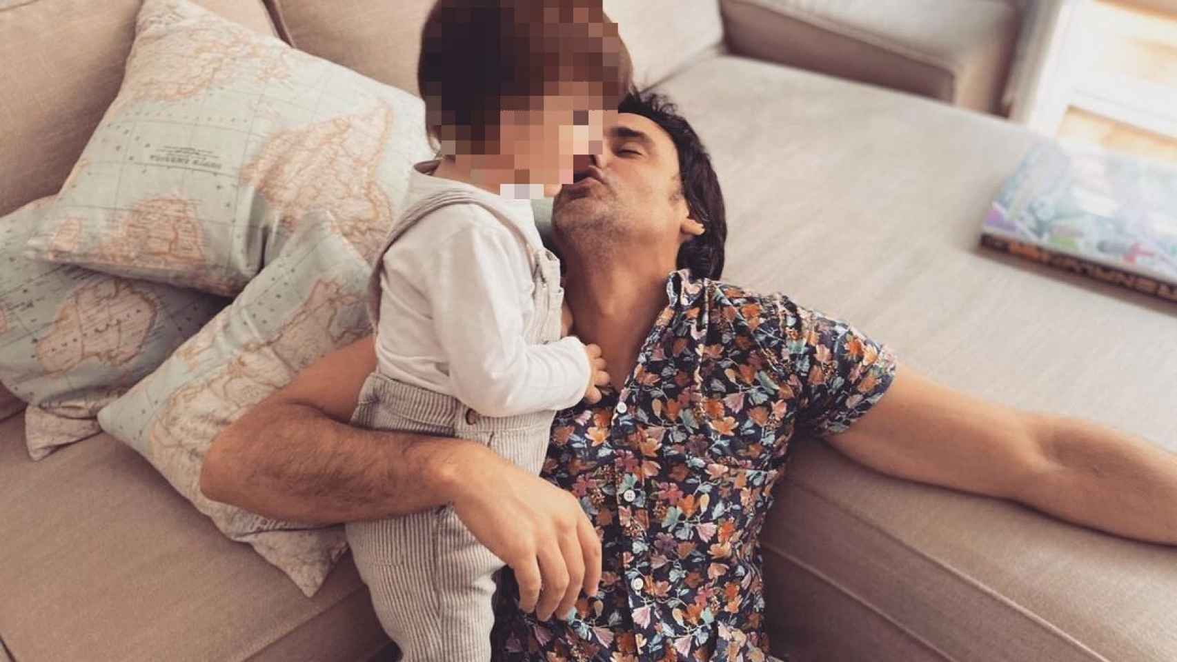 Ion Aramendi en una foto de sus redes con su hijo Lucas.