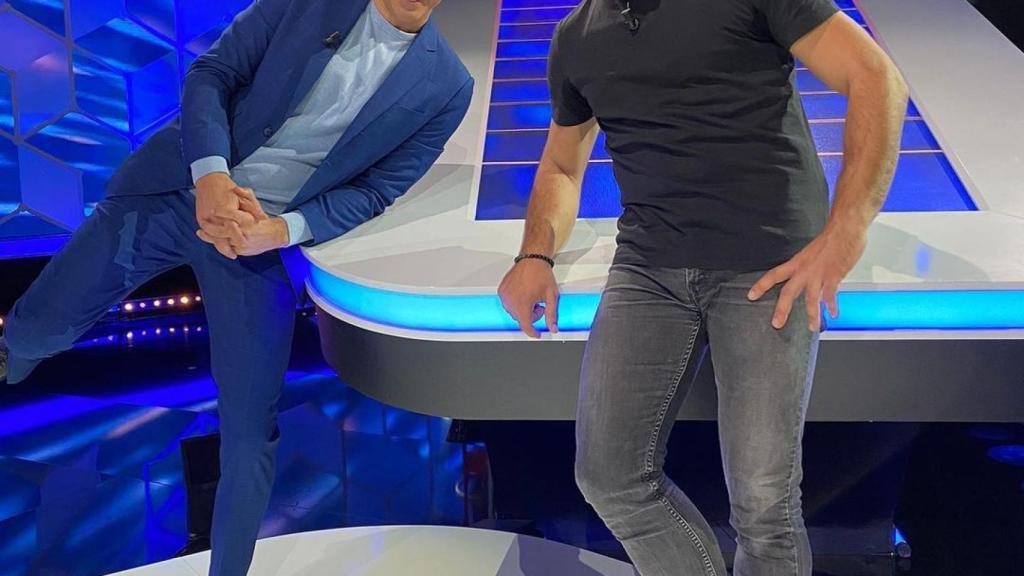 Aramendi junto a Antonio Velázquez en el plató de 'El cazador'.