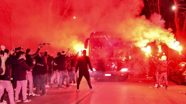 Los aficionados del Atalanta, en la entrada de su estadio para recibir a los jugadores antes del partido frente al Real Madrid de Champions League