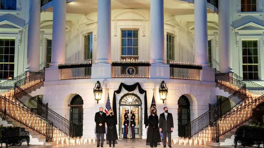 Ceremonia en la Casa Blanca el pasado 22 de febrero, cuando EEUU superó los 500.000 muertos.