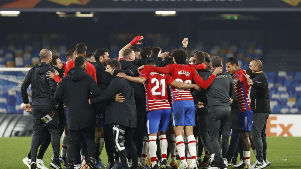 Piña del Granada para celebrar el pase a octavos de Europa League
