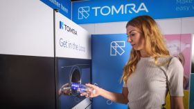 Una mujer deposita una botella en una máquina de Tomra, la multinacional noruega que financia un lobby ecologista en España.