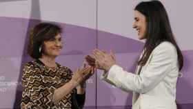 La exvicepresidenta Carmen Calvo, líder del sector feminista del PSOE, junto a la actual ministra de Igualdad, Irene Montero, en una foto de archivo.