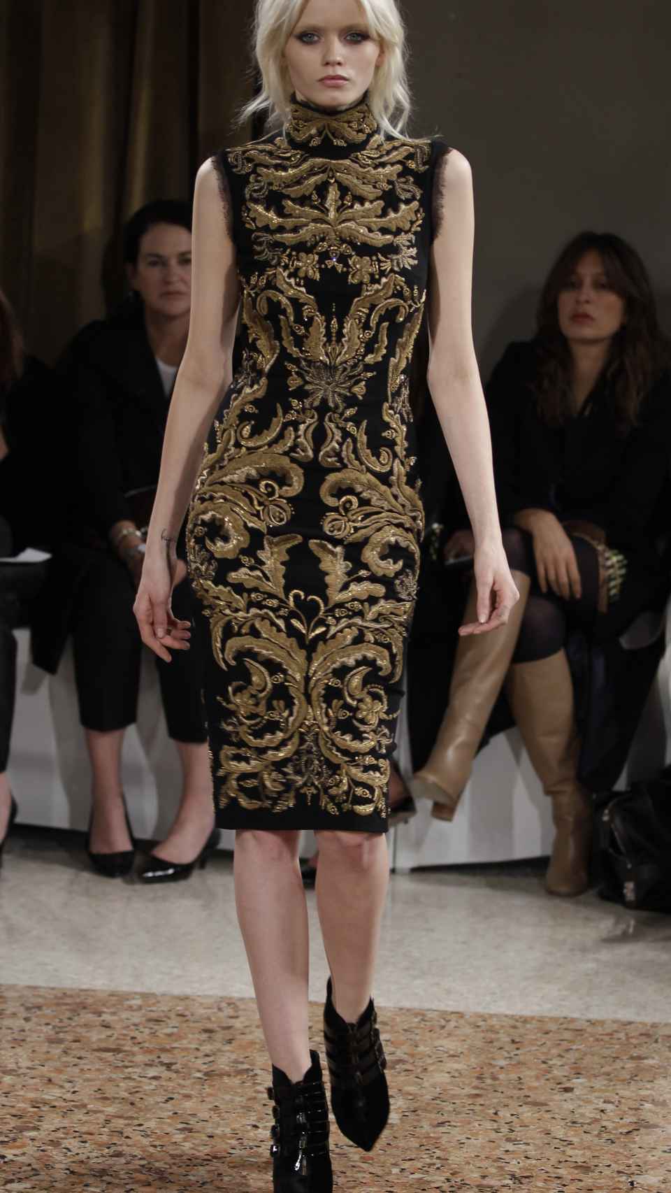 Modelo con vestido de Emilio Pucci en la Semana de la Moda de Milán de 2011.