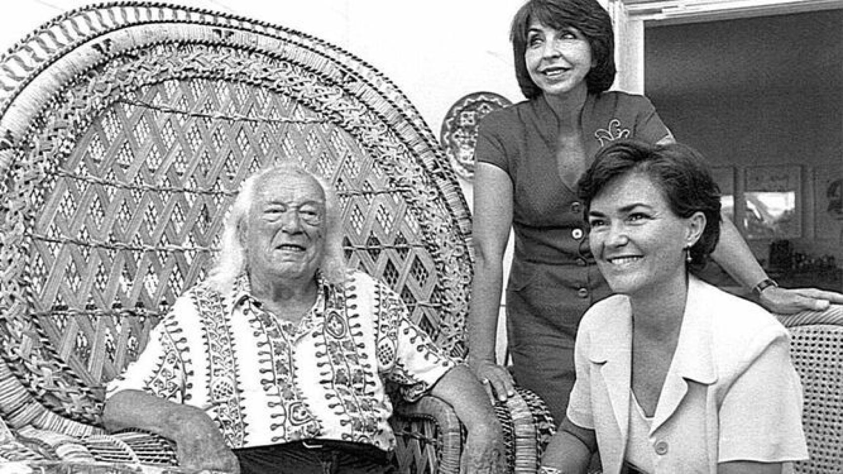 Carmen Calvo, en su etapa de consejera andaluz de Cultura (41 años), con Rafael Alberti y su mujer, María Asunción Mateo, en 1998.