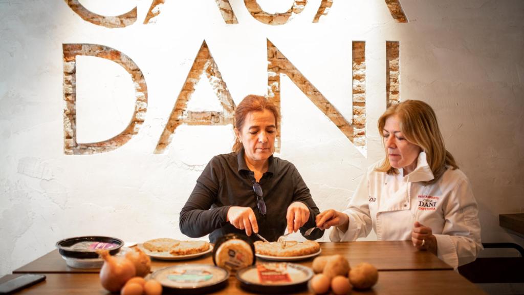La cocinera experta en tortillas de patata, Teresa Cuerda, cortando una de las tortillas probadas mientras Lola observa.