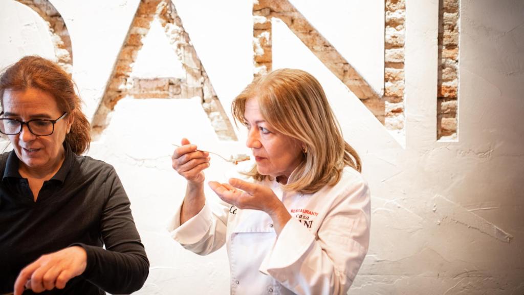 La mejor cocinera de tortillas de patata de España, Lola Cuerda, probando una de los supermercados.