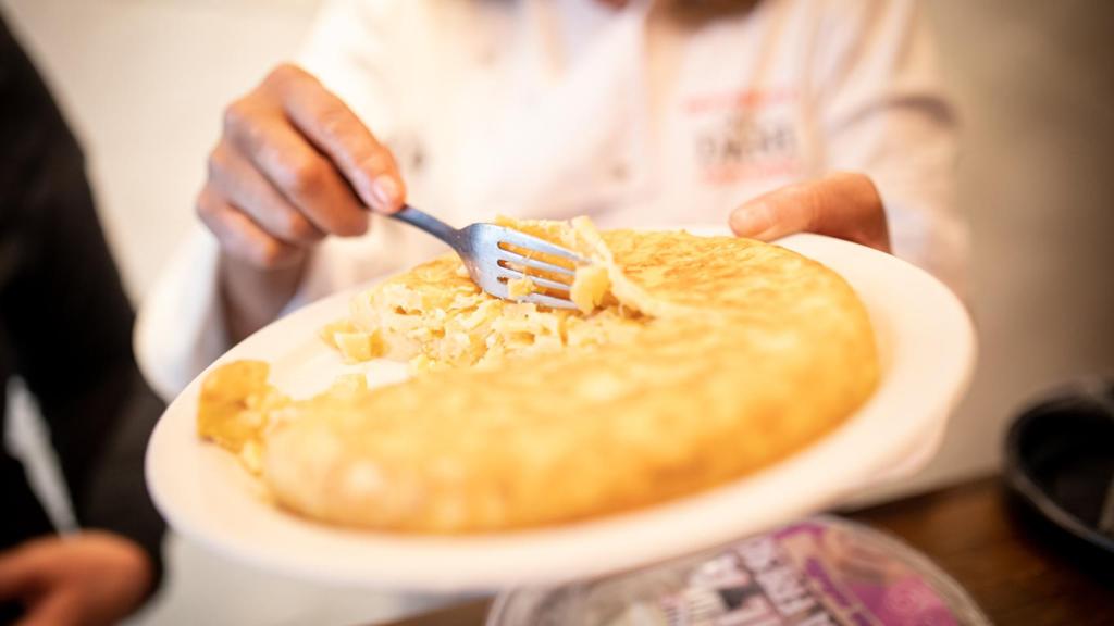 La cocinera Lola explica que en la tortilla de Aldi no está bien integrado el huevo con la patata.