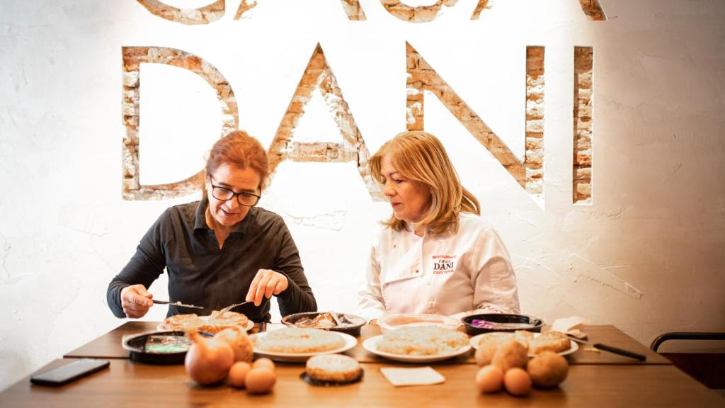 A la izquierda, la experta en tortillas de patata, Teresa Cuerda, y a la derecha, Lola, la mejor cocinera de tortillas de España.