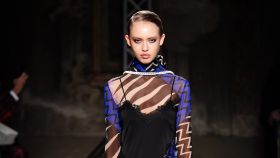 Diseño de la marca Emilio Pucci sobre la pasarela de la Semana de la Moda de Milán en 2020.