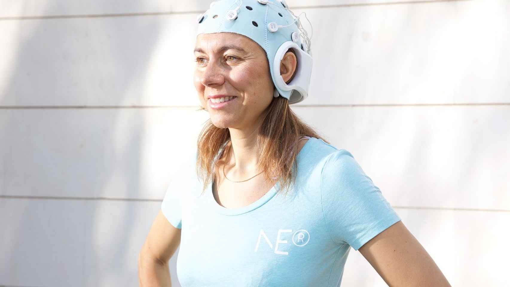 La propia Ana Maiques, cofundadora y CEO de Neuroelectrics, con su gorro inalámbrico.