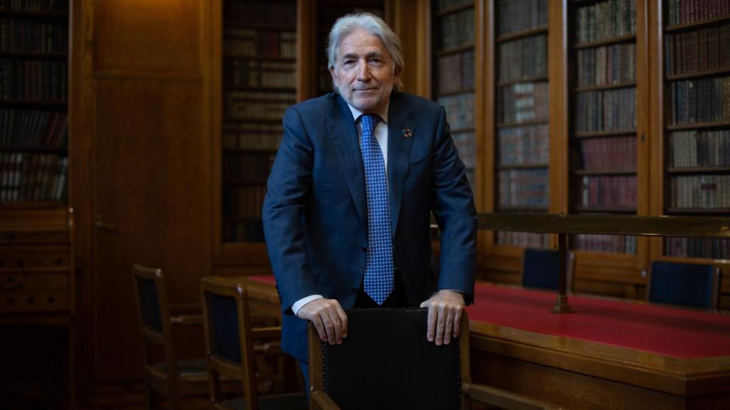 El presidente de Foment del Treball, Josep Sánchez Llibre, en la biblioteca de la sede de la patronal en Barcelona.