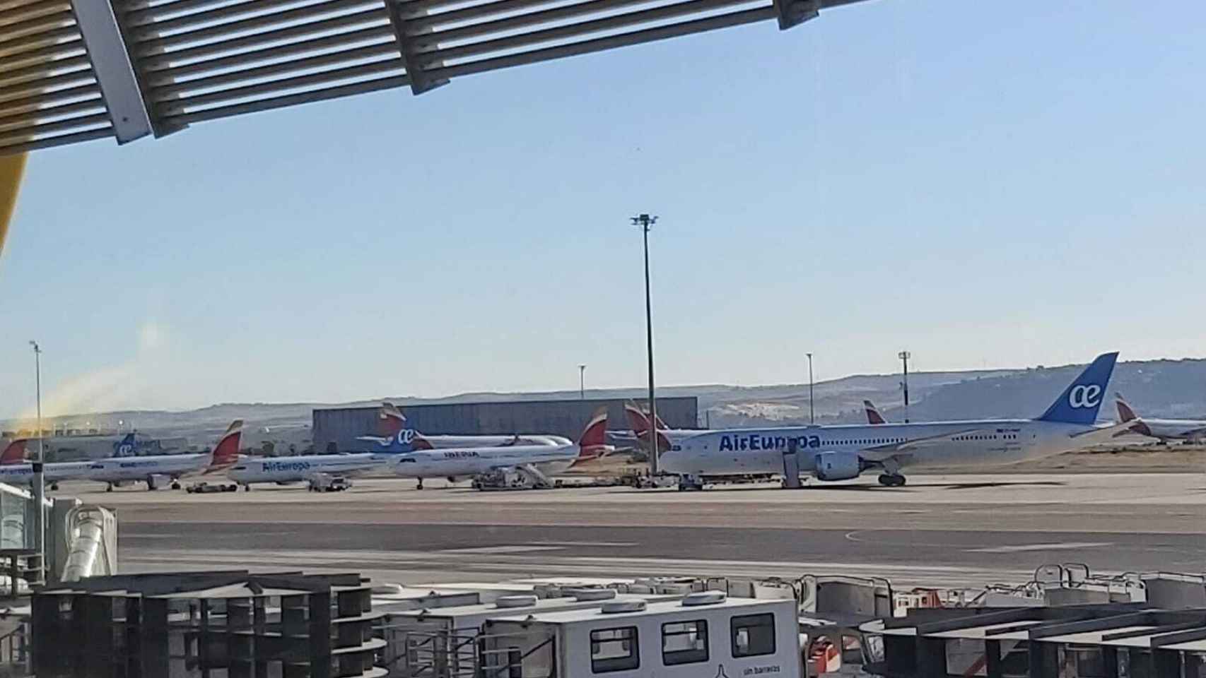 Aviones de Air Europa e Iberia en la T4 de Barajas.