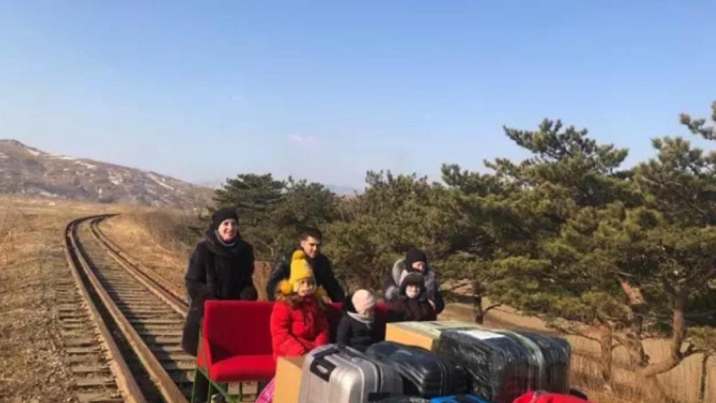Un grupo de diplomáticos rusos abandona a pie Corea del Norte.