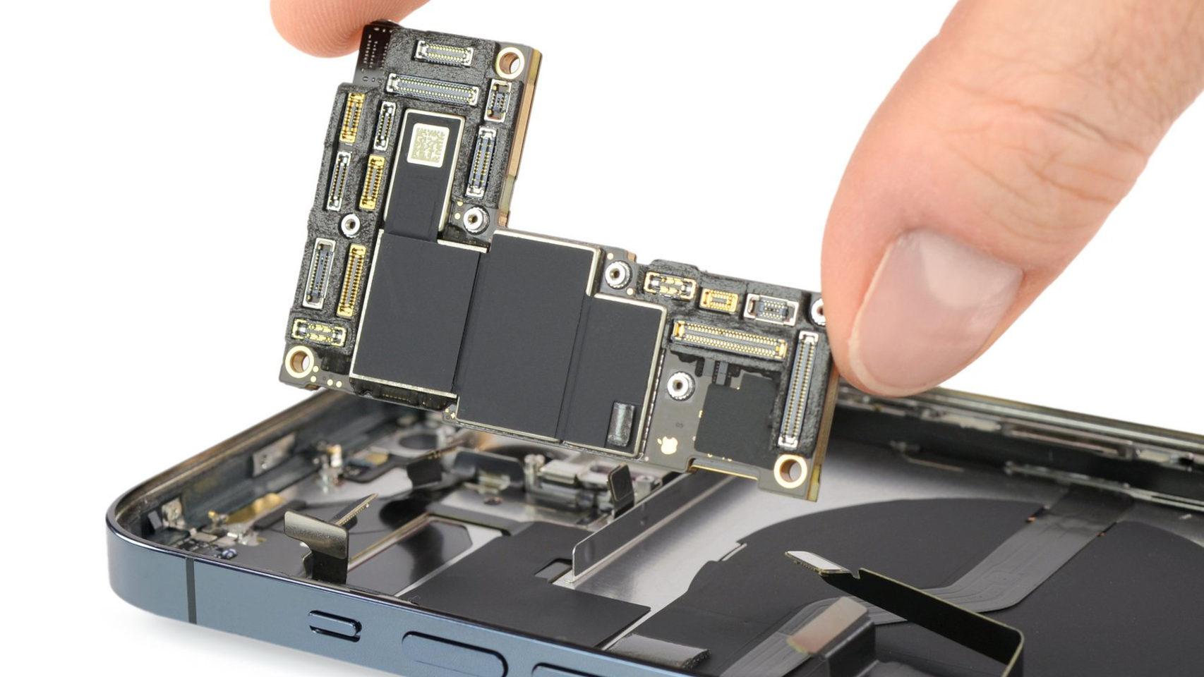 Плата iphone 11 pro max. IFIXIT iphone 12 внутренности. Iphone 12 motherboard. Материнская плата iphone 12 Pro Max. Iphone 12 Pro IFIXIT.