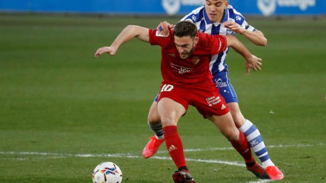 Roberto Torres aguanta un balón ante Aguirregabiria