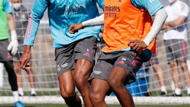 Rodrygo conduce el balón ante Varane